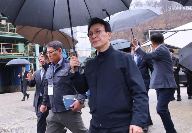 김민석 국무총리가 9일 세종시 장군면의 아스팔트콘크리트 생산업체를 방문해 중동 사태에 따른 건설 자재 수급 리스크 등을 점검하고 있다 사진연합뉴스 