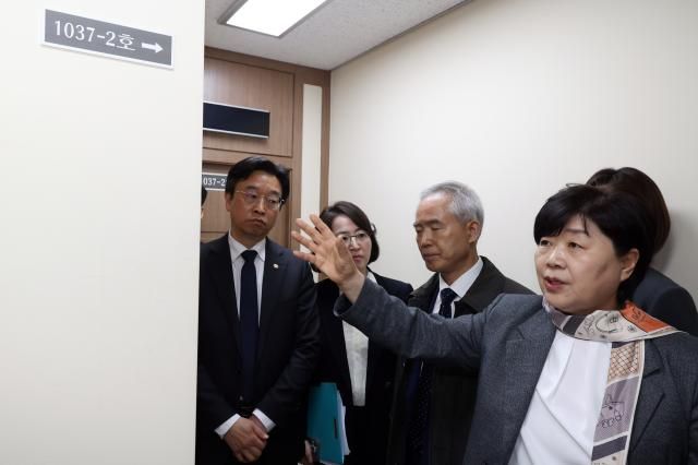 국회 윤석열 정권 정치검찰 조작기소 의혹 진상규명을 위한 국정조사 특별위원회가 9일 서울중앙지검에 대한 현장조사에 나선 가운데 서영교 위원장과 위원들이 영상녹화조사실을 살펴보고 있다사진연합뉴스