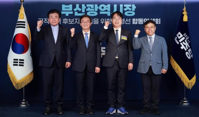 전재수왼쪽 두번째 이재성오른쪽 두번째 더불어민주당 부산시장 경선후보가 6일 서울 영등포구 여의도 중앙당사에서 열린 에 참석해 기념 촬영하고 있다 왼쪽은 민주당 소병훈 중앙당 선거관리위원장 오른쪽은 서정성 중앙당 선관위원 사진연합뉴스