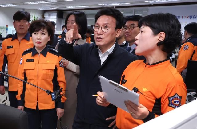 김민석 국무총리가 9일 전북 전주 119구급상황센터를 방문해 응급환자 이송 상황을 점검하고 있다 사진연합뉴스
