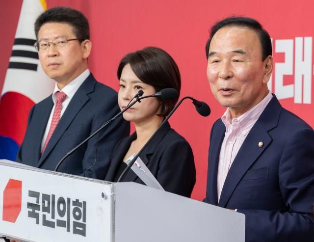 박덕흠 국민의힘 공천관리위원장오른쪽이 1일 서울 영등포구 당사에서 취재진 질문에 답하고 있다 사진연합뉴스