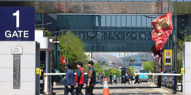 삼성바이오로직스 노동조합의 파업을 하루 앞둔 지난달 30일 인천 연수구 삼성바이오로직스 공장에 노동조합 깃발이 걸려 있다 사진연합뉴스 