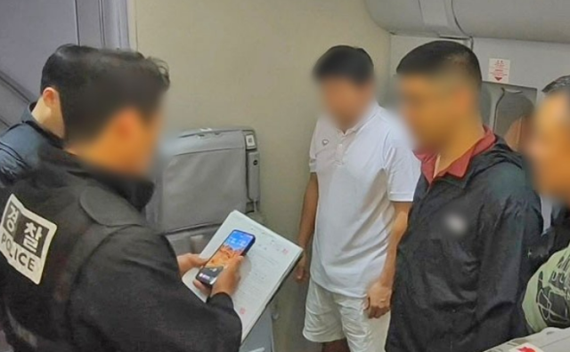 경찰청은 1일 마약왕으로 불리는 박왕열에게 필로폰 등 마약류를 공급한 혐의를 받는 최모씨가운데를 태국에서 강제 송환했다고 밝혔다 사진은 경찰이 최씨에게 기내에서 체포영장을 집행하는 모습 사진경찰청 