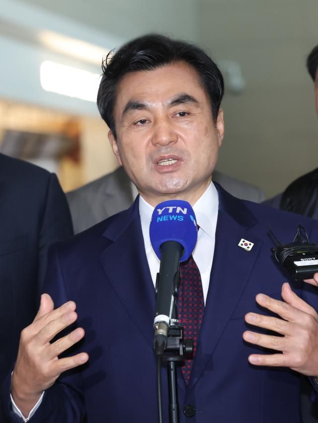 미국을 방문하는 안규백 국방부 장관이 10일 인천국제공항 제2터미널에서 취재진 질문에 답하고 있다 사진연합뉴스