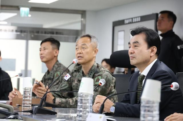 안규백 국방부 장관이 지난 4일 수도방위사령부 예하의 특정경비지구 경호·경비부대를 방문 지휘통제실에서 어창준 수도방위사령관으로부터 작전현황을 보고받고 작전태세를 점검하고 있다 사진연합뉴스