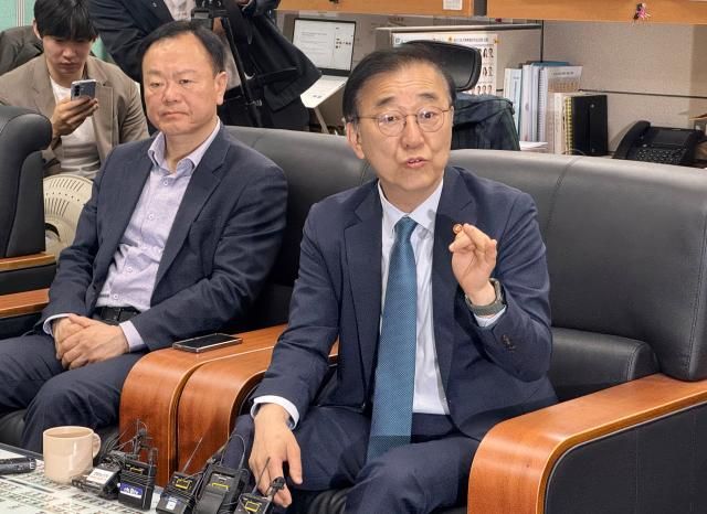 김윤덕오른쪽 국토교통부 장관이 29일 전북특별자치도의회에서 기자간담회를 하고 있다 2026429