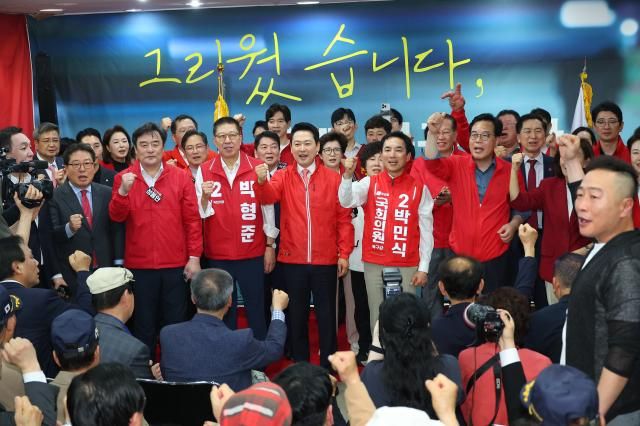 장동혁 국민의힘 대표와 참석자들이 10일 오후 부산 북구에서 열린 박민식 북갑 보궐선거 후보 선거사무소 개소식에서 파이팅을 외치고 있다 사진연합뉴스