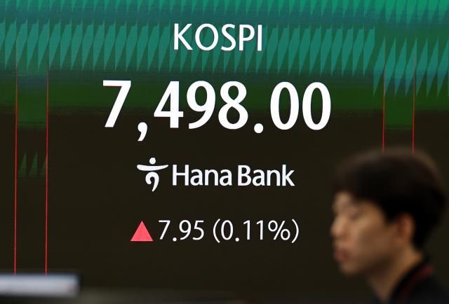 코스피가 장 후반 상승 전환해 7500선 턱밑에서 장을 마치며 또 사상 최고치를 경신한 지난 8일 서울 하나은행 본점 딜링룸에서 딜러들이 업무를 보고 있다 사진연합뉴스