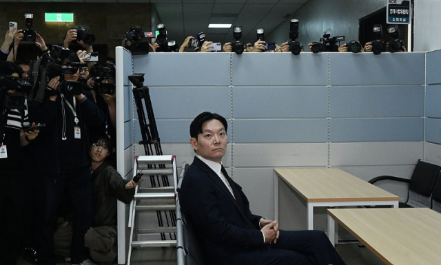 지난달 14일 국회 윤석열 정권 정치검찰 조작 기소 의혹 사건 진상규명 국정조사특별위원회에서 열린 쌍방울 대북 송금 사건 관련 청문회에서 이 사건을 수사했던 박상용 검사가 증인 선서를 거부한 후 퇴장해 대기 장소에 대기하고 있다 사진공동취재단