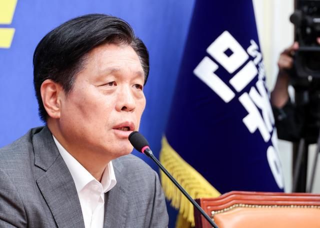 더불어민주당 대한민국 국가 정상화 선거대책위원회 조승래 총괄선대본부장이 10일 국회에서 기자회견을 열고 있다 사진연합뉴스
