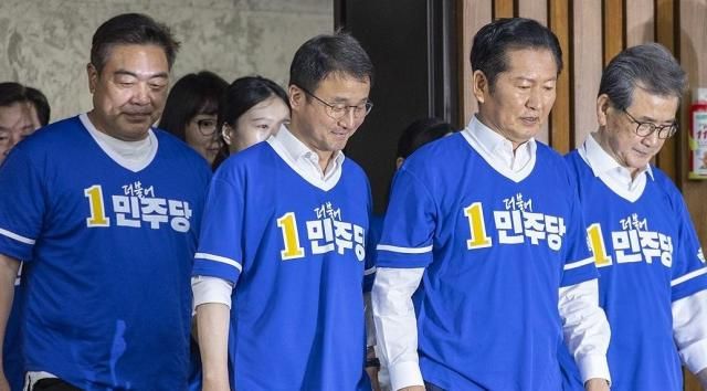 정청래 더불어민주당 대표앞줄 가운데와 한병도 원내대표앞줄 왼쪽 상임선거대책위원장을 맡은 이시종 전 충북지사앞줄 오른쪽를 비롯한 선대위원들이 10일 국회에서 열린 민주당 대한민국 국가 정상화 선거대책위원회 출범식에 입장하고 있다 사진연합뉴스
