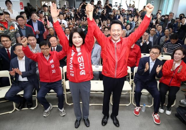 장동혁 국민의힘 대표와 이진숙 달성군 국회의원 보궐선거 예비후보가 10일 대구 달성군 이 예비후보 선거사무소 개소식에서 손잡고 파이팅하고 있다사진연합뉴스