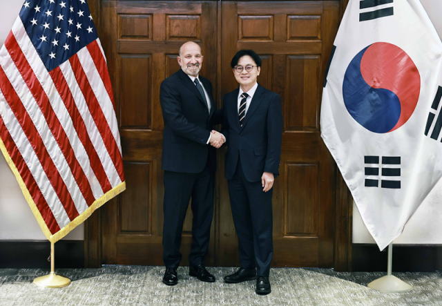 김정관 산업통상부 장관이 8일현지시간 미국 워싱턴DC 상무부 회의실에서 하워드 러트닉 미국 상무부 장관과 기념 촬영하고 있다 사진산업통상부
