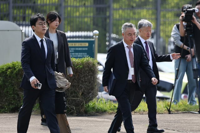 권창영 2차 종합특별검사팀이 지난 6일 연평도 검증영장 집행을 위해 정부과천청사 인근에서 헬기 탑승을 위해 이동하고 있다 사진연합뉴스