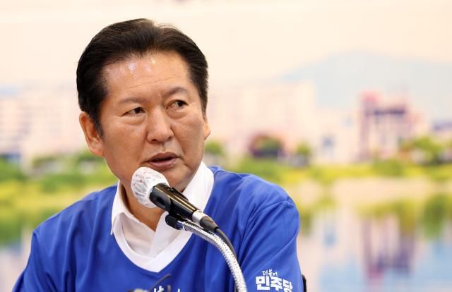 정청래 더불어민주당 총괄선거대책위원장이 11일 강원 춘천시 스카이컨벤션에서 열린 중앙선거대책위원회의에서 발언하고 있다 사진연합뉴스