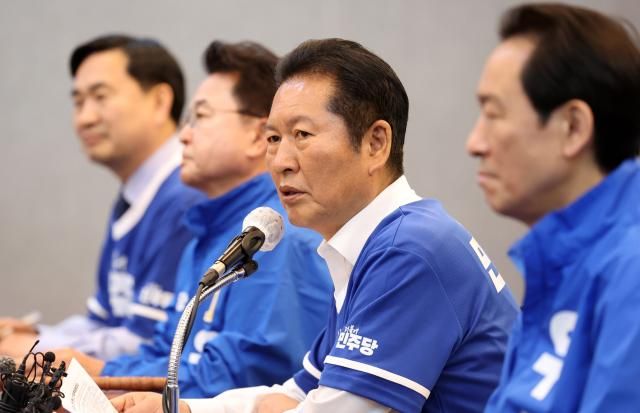 더불어민주당 정청래 대표가 11일 강원 춘천시 스카이컨벤션에서 열린 중앙선거대책위원회의에서 발언하고 있다사진연합뉴스