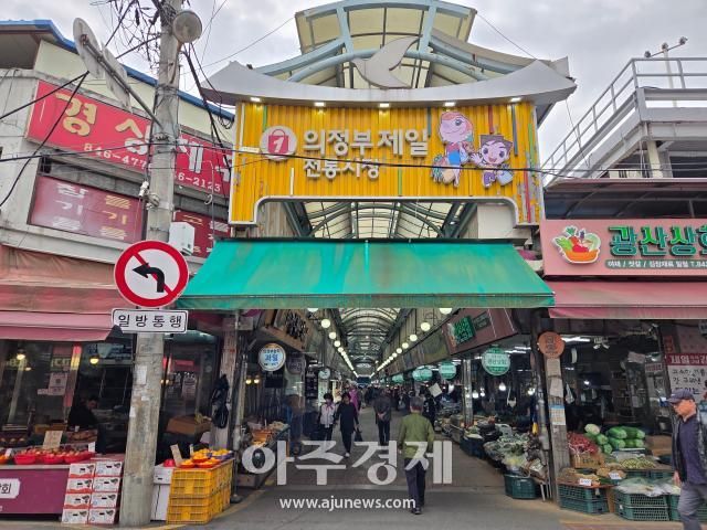 11일 경기 의정부시 의정부제일시장에서 시민들이 장을 보고 있다 사진장문기 기자