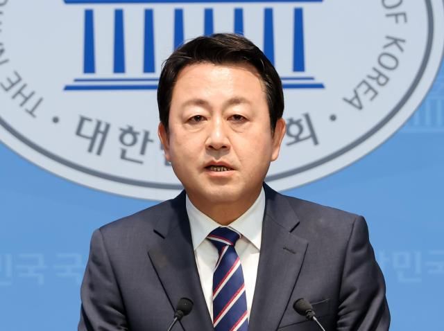 김용남 더불어민주당 평택시을 재선거 국회의원 후보가 6일 국회 소통관에서 100만 평택 대도약 비전을 발표하고 있다 사진연합뉴스