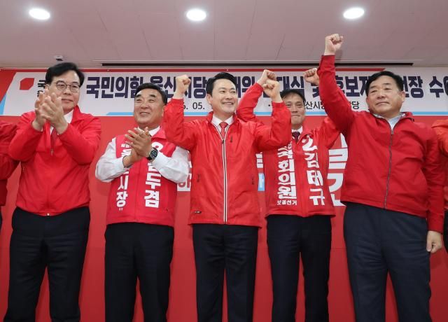 장동혁 국민의힘 대표가 11일 울산시 남구 울산시당에서 열린 6·3 지방선거 울산선대위 발대식 및 공천장 수여식에서 두 주먹을 쥐며 선거 승리를 다짐하고 있다 사진연합뉴스