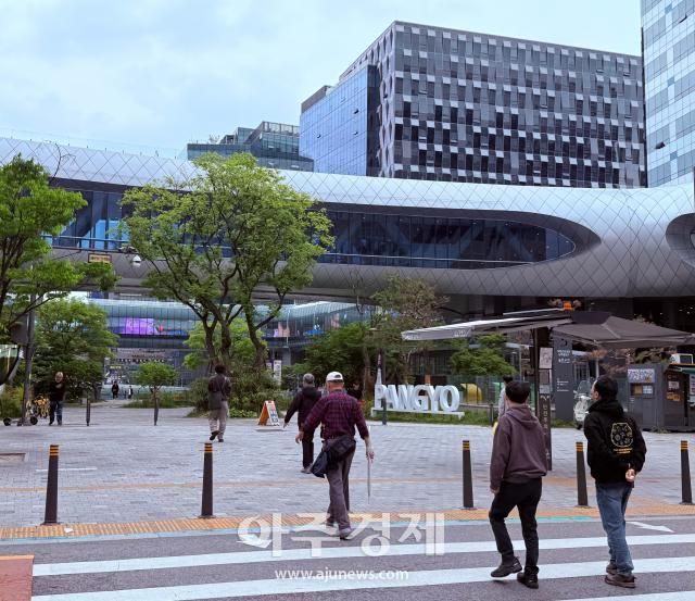 11일 경기 성남시 판교역 인근에서 시민들이 발걸음을 재촉하고 있다 사진고혜영 기자