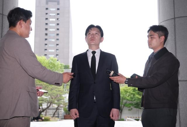 11일 대검찰청이 감찰위원회를 열고 쌍방울 대북 송금 수사 과정에서 연어 술파티 진술 회유 의혹이 제기된 박상용 인천지검 부부장검사의 징계 여부를 심의할 것으로 알려진 가운데 박 검사가 대기를 위해 서초동 대검 민원실로 들어가기 전 취재진의 질문에 답하고 있다 사진연합뉴스
