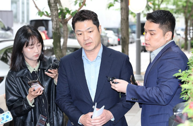 최재훈 대전지검 중요경제범죄조사단 부장검사가운데가 11일 오전 경기도 과천에 마련된 권창영 2차 종합특별검사팀 사무실에 김건희 여사의 도이치모터스 주가조작 등의 혐의 사건과 관련해 참고인으로 출석하고 있다 사진연합뉴스