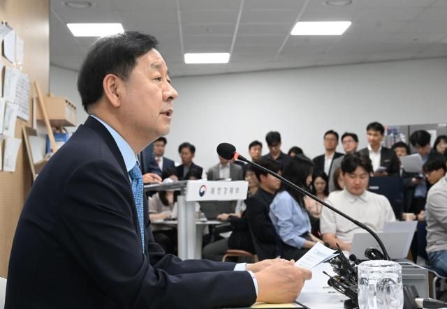 구윤철 부총리 겸 재정경부 장관이 5월 11일 오후 정부세종청사 중앙동 재경부 기자실에서 열린 출입기자간담회에서 기자질문에 답변하고 있다사진재정경제부