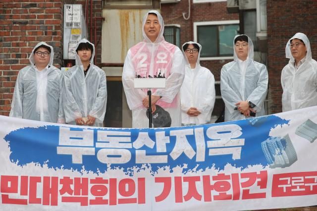 오세훈 국민의힘 서울시장 후보가 11일 서울 구로구 한 빌라앞에서 열린 부동산지옥 시민대책회의 기자회견에서 발언하고 있다 사진연합뉴스