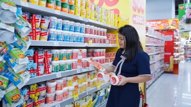 베트남 한 마트에서 소비자가 대상 오푸드Ofood 제품을 살펴보고 있다 사진대상