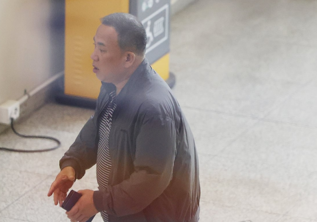 윤석열 전 대통령 부부에게 불법 여론조사를 제공한 혐의를 받는 명태균씨가 12일 서초동 서울중앙지법에서 열리는 공판에 출석하고 있다 사진연합뉴스