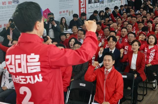 김태흠 국민의힘 충남도지사 후보가 12일 충남 천안시 김태흠 충남지사 후보 선거사무소에서 열린 제9회 전국동시지방선거 충남도당 당직자 회의 및 필승결의대회에서 구호를 외치고 있다 사진연합뉴스