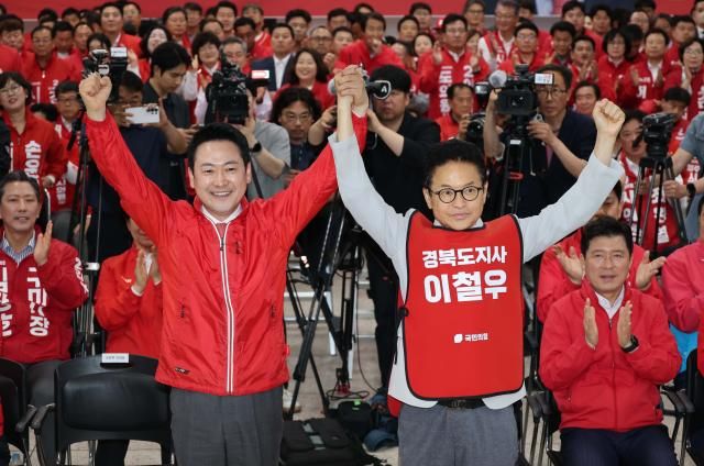 12일 오후 대구 수성구 국민의힘 경북도당에서 열린 경북도당 선대위 발대식에서 장동혁 대표와 이철우 경북도지사 예비후보가 손을 맞잡고 있다 사진연합뉴스