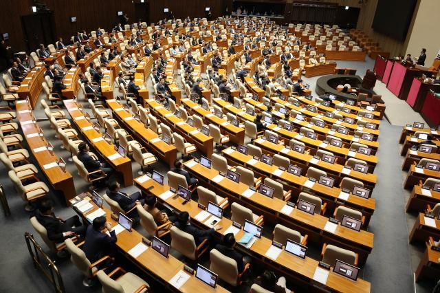 우원식 국회의장이 지난 8일 국회에서 열린 제435회 국회임시회 2차 본회의에서 헌법 개정안 표결과 50개 법안 처리와 관련해 국민의힘의 필리버스터 신청으로 안건을 상정하지 않겠다고 밝히고 있다 사진연합뉴스