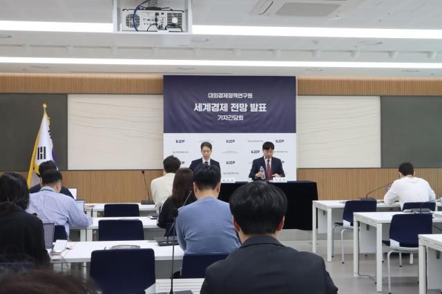 대외경제정책연구원은 12일 정부세종청사 재정경제부 기자실에서 2026년 세계경제전망을 발표했다 사진대외경제정책연구원