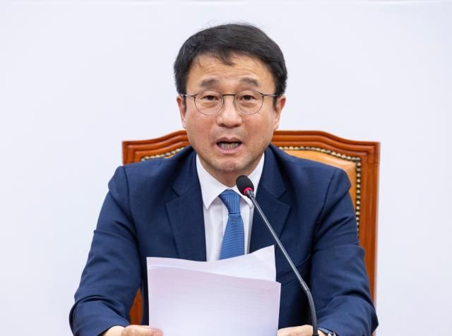 한병도 더불어민주당 원내대표가 12일 국회에서 22대 국회 3기 원내지도부 구성 후 처음으로 열린 원내대책회의에서 발언 하고 있다 사진연합뉴스