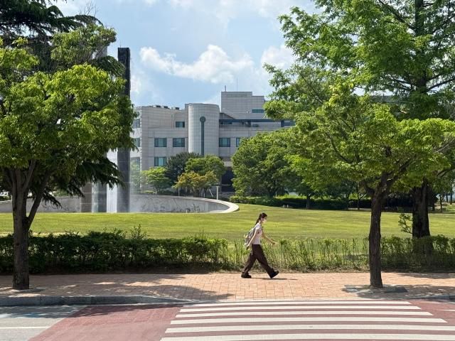 12일 강원대학교 강릉 캠퍼스에서 한 재학생이 강의실로 향하고 있다사진송승현 기자 