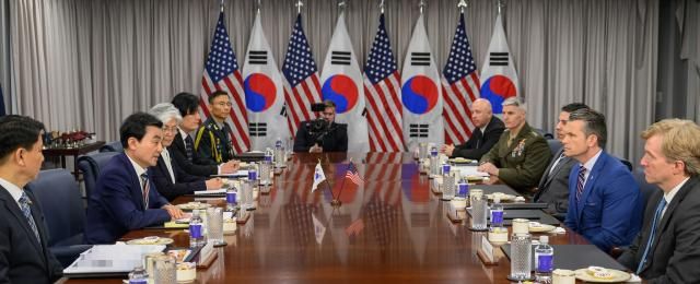 안규백 국방부 장관왼쪽 두번째과 피트 헤그세스 미 국방부전쟁부 장관이 11일현지시간 미국 펜타곤에서 회담하고 있다 사진연합뉴스