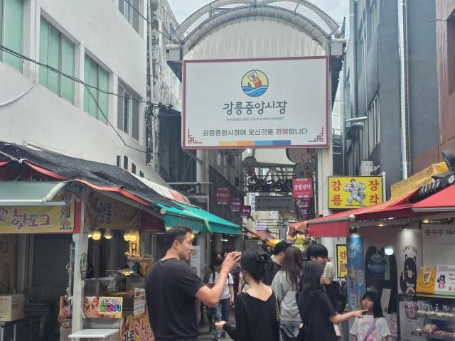 12일 강원도 강릉 중앙시장에 이용객들이 장을 보고 있다사진박종호 기자
