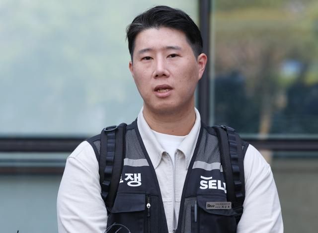 최승호 초기업노조 삼성전자지부 위원장이 13일 경기도 수원시 영통구 수원지방법원에서 열린 삼성전자가 노조를 상대로 제기한 위법 쟁의행위 금지 가처분 신청 심문을 마치고 나와 취재진 질문에 답하고 있다 사진연합뉴스