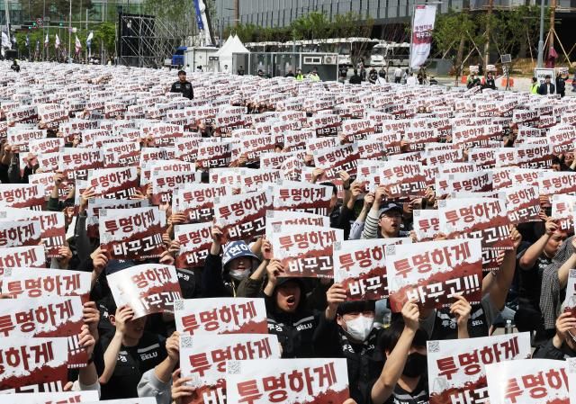 지난달 23일 경기도 평택시 삼성전자 평택캠퍼스 앞에서 열린 삼성전자 노동조합 공동투쟁본부의 투명하게 바꾸고 상한폐지 실현하자-423 투쟁 결의대회에서 조합원들이 구호를 외치고 있다 사진연합뉴스