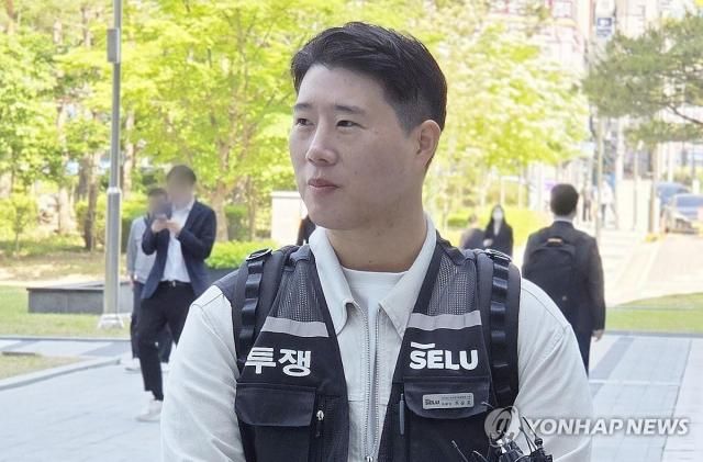 최승호 초기업노조 삼성전자지부 위원장이 13일 경기도 수원시 영통구 수원지방법원에서 열린 삼성전자가 노조를 상대로 제기한 위법 쟁의행위 금지 가처분 신청 심문 기일에 출석하고 있다 사진연합뉴스