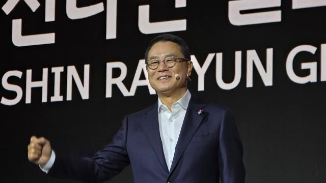 조용철 농심 대표이사가 13일 서울 소공동 롯데호텔에서 열린 신라면 40주년 기자간담회에서 신라면의 성장 과정과 글로벌 비전을 발표하고 있다 사진김현아 기자