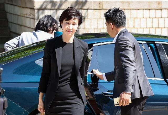 최태원 SK그룹 회장과 노소영 아트센터 나비 관장의 재산 분할 파기환송심 조정 기일이 열리는 13일 노 관장이 서초구 서울고등법원으로 들어가고 있다 사진연합뉴스