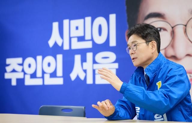 정원오 더불어민주당 서울시장 후보가 13일 아주경제와의 인터뷰에서 서울시장에 당선된다면 시민들이 가장 먼저 체감하게 될 변화로 시정 철학을 꼽으며 4선 시장으로서 피로감만 남긴 오 후보와 달리 더 이상 보여 주기식 발표나 개인 치적을 중심으로 움직이지 않을 것이라고 강조했다 사진정 후보 캠프 제공