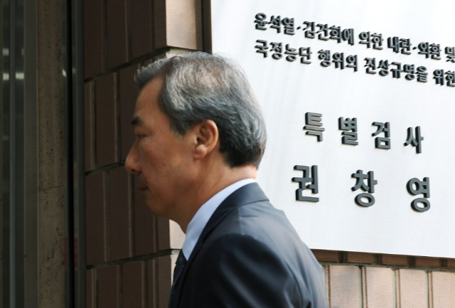 윤재순 전 대통령비서실 총무비서관이 14일 경기도 과천에 마련된 권창영 2차 종합특별검사팀 사무실에 출석하고 있다 사진연합뉴스