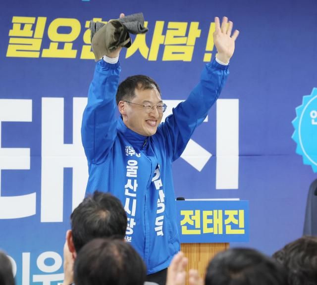 김상욱 더불어민주당 울산시장 후보가 9일 울산 남구갑 국회의원 보궐선거에 출마한 전태진 후보 선거사무소 개소식에 참석해 인사하고 있다 사진연합뉴 스