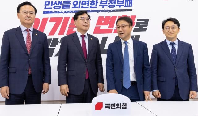 22대 국회 3기 더불어민주당 원내대표에 당선된 한병도 원내대표가 14일 국회에서 국민의힘 송언석 원내대표를 취임 인사차 방문해 인사말을 하고 있다사진연합뉴스