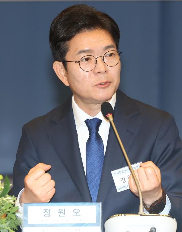 더불어민주당 정원오 서울시장 후보가 14일 서울 중구 대한상공회의소 국제회의장에서 열린 한국신문방송편집인협회 포럼에서 패널 질의에 답변하고 있다 사진연합뉴스