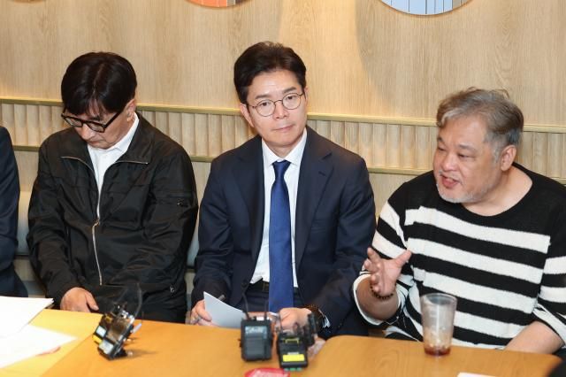 정원오 더불어민주당 서울시장 후보가운데가 14일 서울 중구 투썸플레이스 정동길점에서 열린 소상공인들과의 간담회에서 소상공인의 발언을 듣고 있다 사진연합뉴스