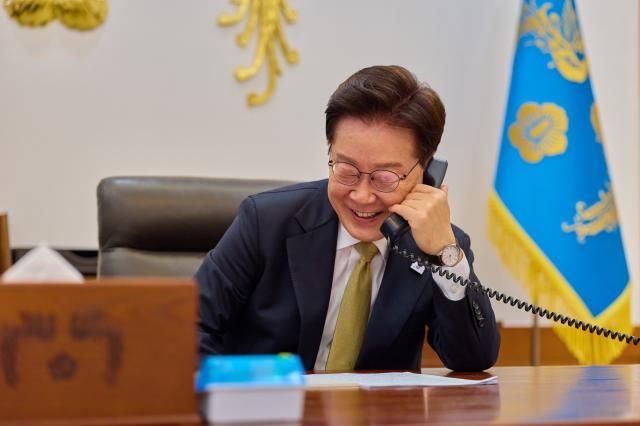 이재명 대통령이 14일 청와대 집무실에서 클라우디아 셰인바움 멕시코 대통령과 통화를 하고 있다 사진연합뉴스